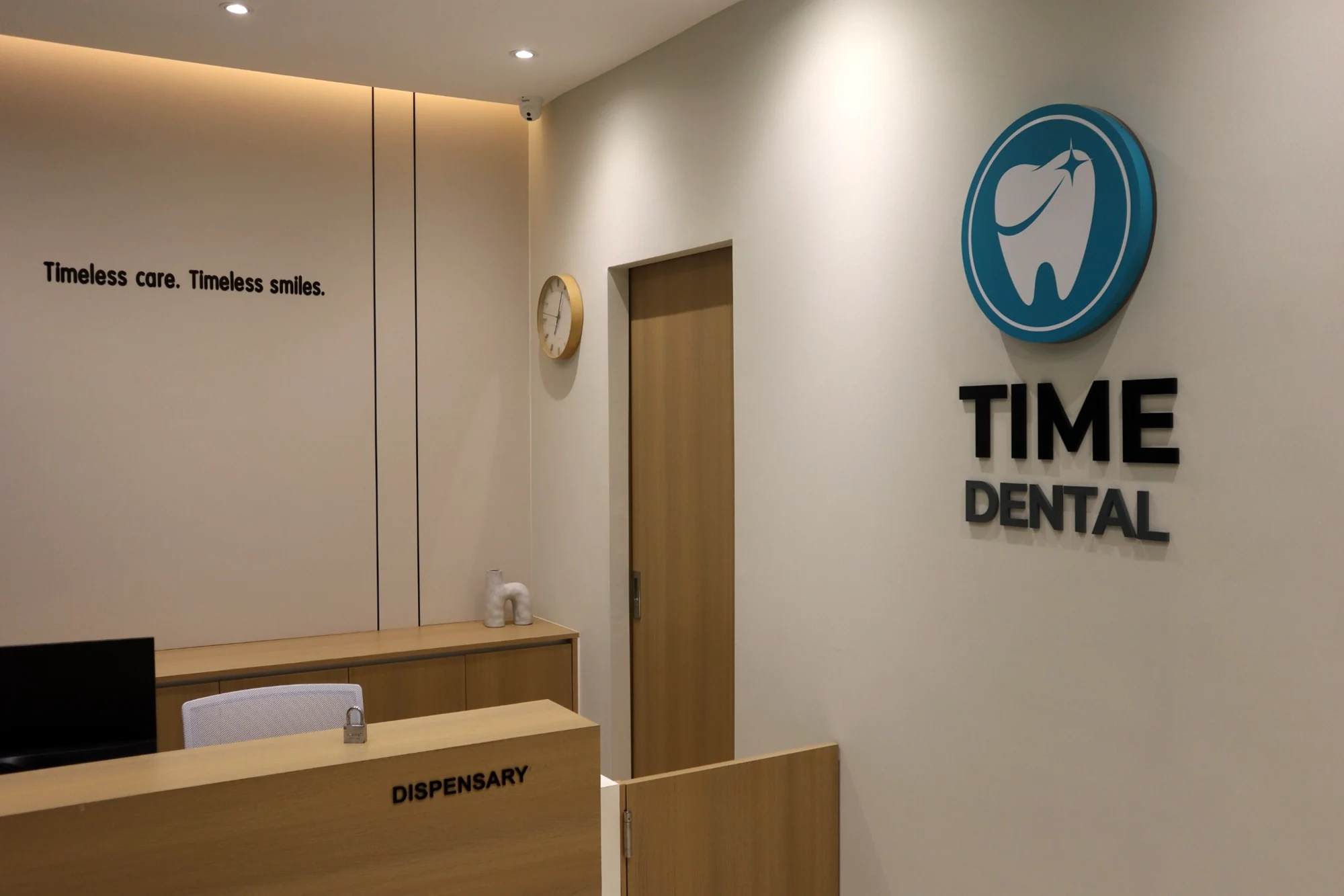 TIME DENTAL reception and illuminated tooth logo